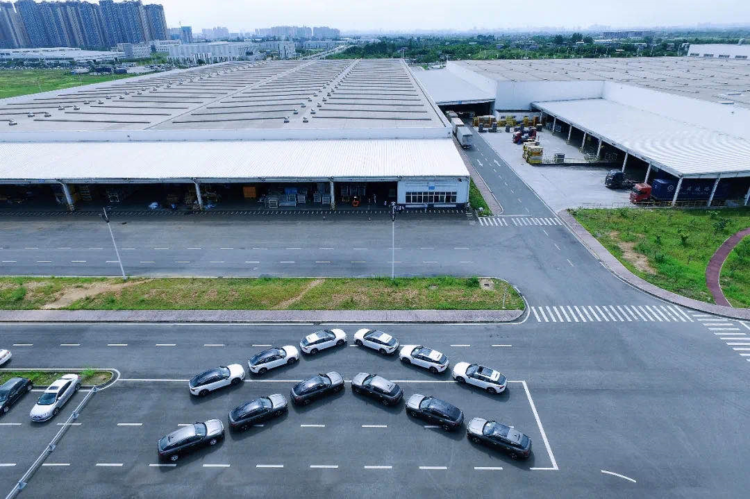 8月9日预售 东风雪铁龙凡尔赛C5 X首批展车运往各地经销商4S店
